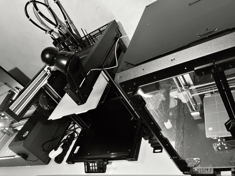 3D tlačiarne Prusa rôznych generácií, laser, brúsky a lakovňa