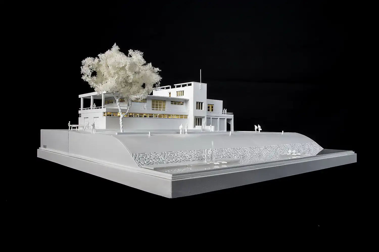 Architektonický model vytlačený 3D tlačou. Veslársky klub v&nbsp;Bratislave. Vodná hladina realizovaná z lakovaného akrylového skla.
