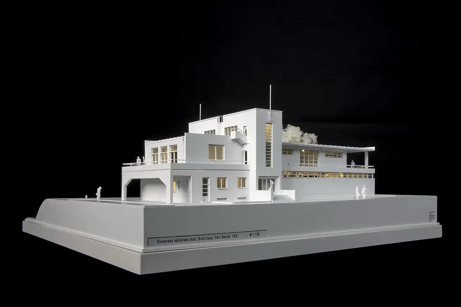 Architektonický model vytlačený 3D tlačou. Veslársky klub v&nbsp;Bratislave. Na podstavci je rozpiska a logo zhotoviteľa.
